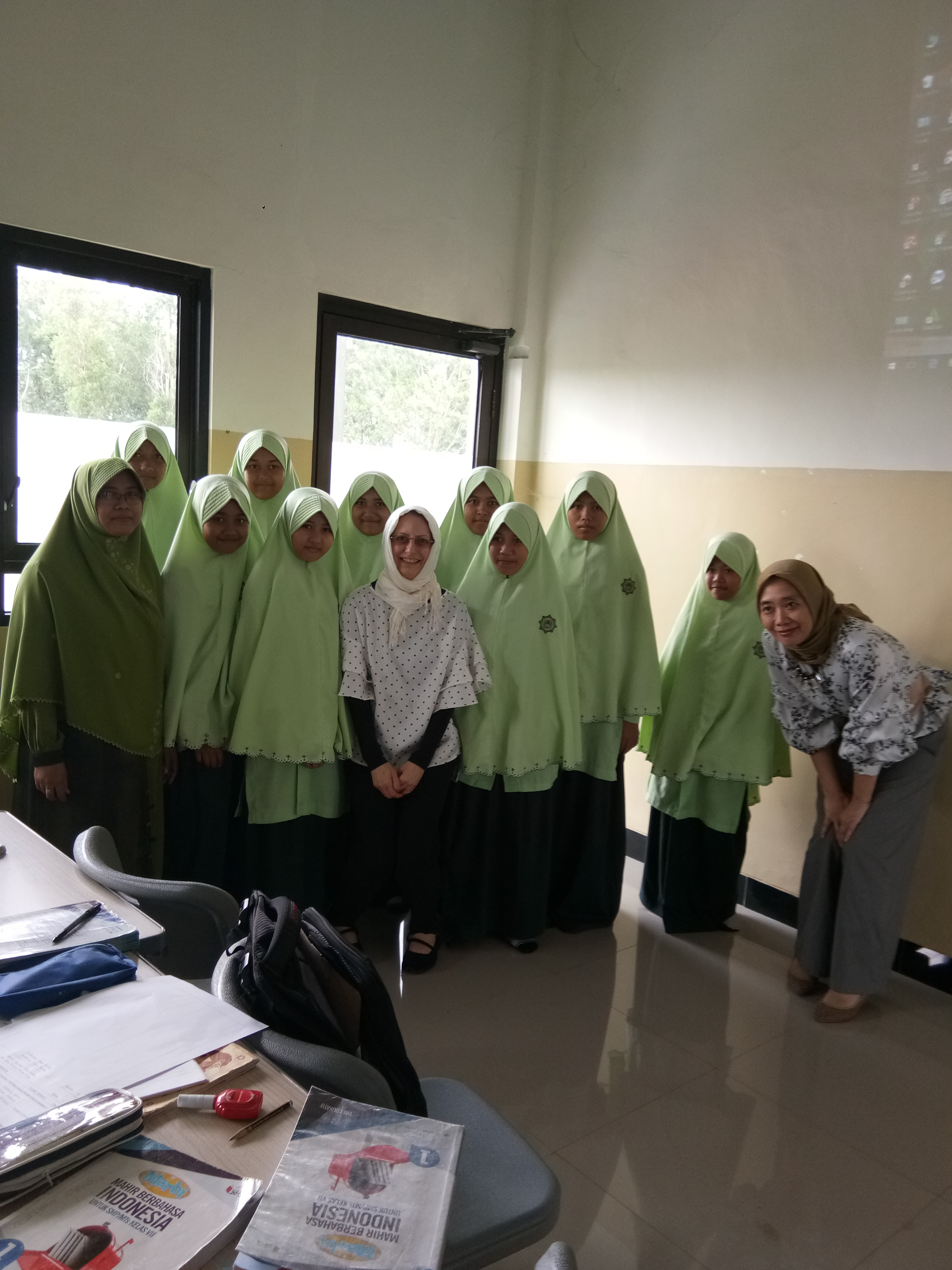 prof kelly bersama murid putri